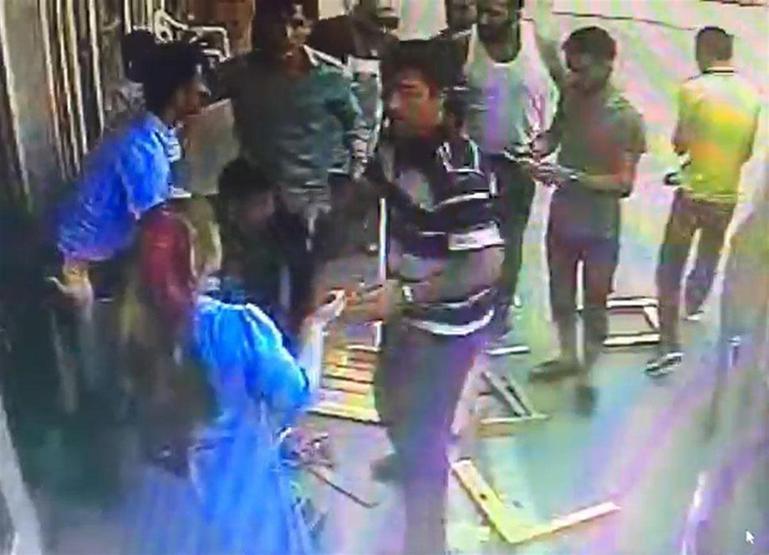 Anneleriyle kaldırımda otururken kamyonetin altında kaldılar