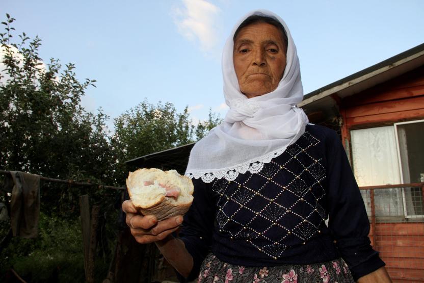 Bu da oldu: Ekmeğin içinden takma diş çıktı