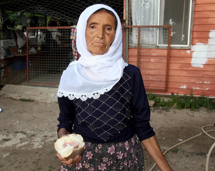 Bu da oldu: Ekmeğin içinden takma diş çıktı