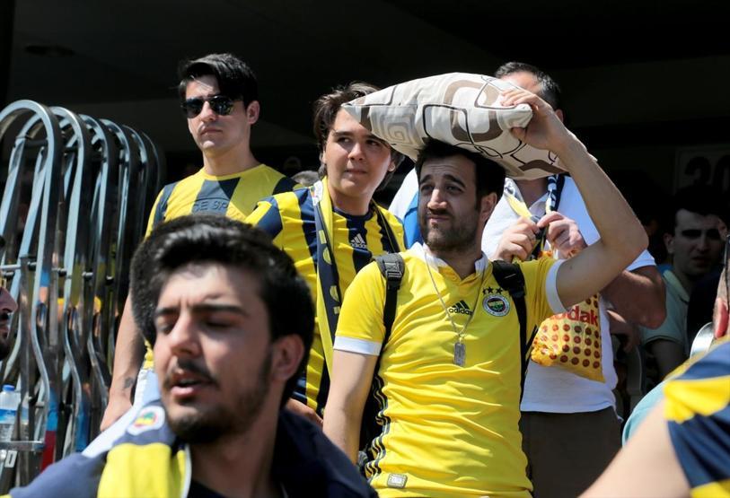 Fenerbahçeli taraftarlar geceden kombine kuyruğuna girdi