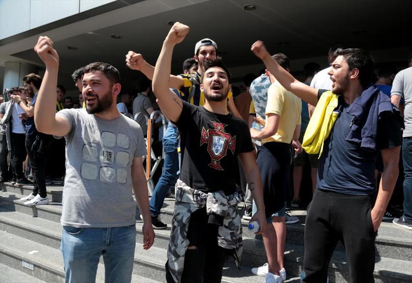 Fenerbahçeli taraftarlar geceden kombine kuyruğuna girdi