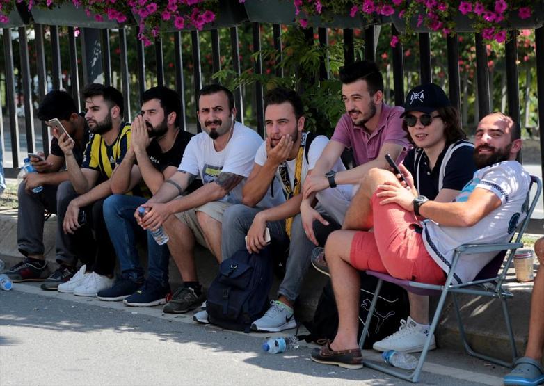 Fenerbahçeli taraftarlar geceden kombine kuyruğuna girdi