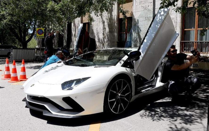 Kenan Sofuoğlu, TBMMye Lamborghini ile geldi
