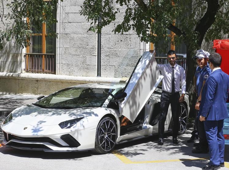 Kenan Sofuoğlu, TBMMye Lamborghini ile geldi