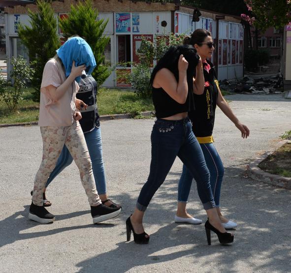 Zorla fuhuş yaptıran 19 kişi gözaltında... İşte çetenin şifreleri