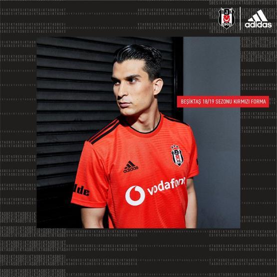 Beşiktaş yeni sezon formaları satışa çıktı