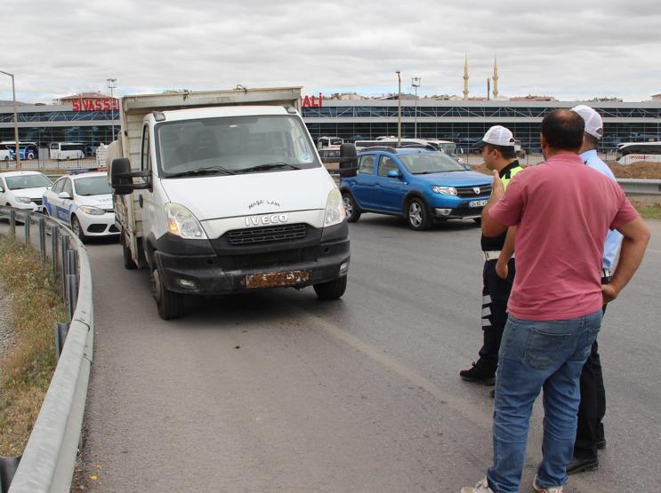 Çamurla plakasını kapattı, 14 bin 500 lira ceza yedi