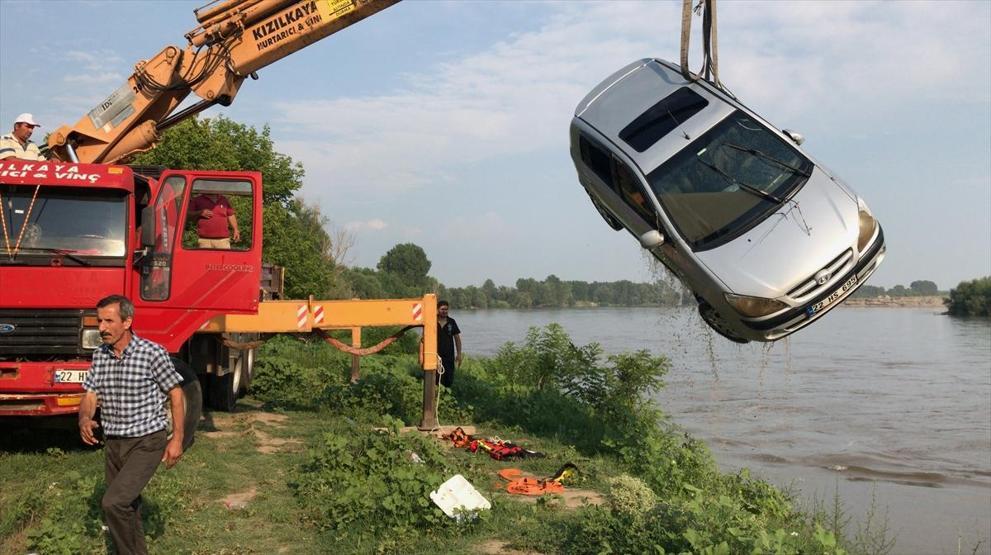 Manzara izlemeye geldiği otomobili Meriç Nehrine düştü