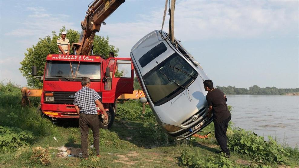 Manzara izlemeye geldiği otomobili Meriç Nehrine düştü