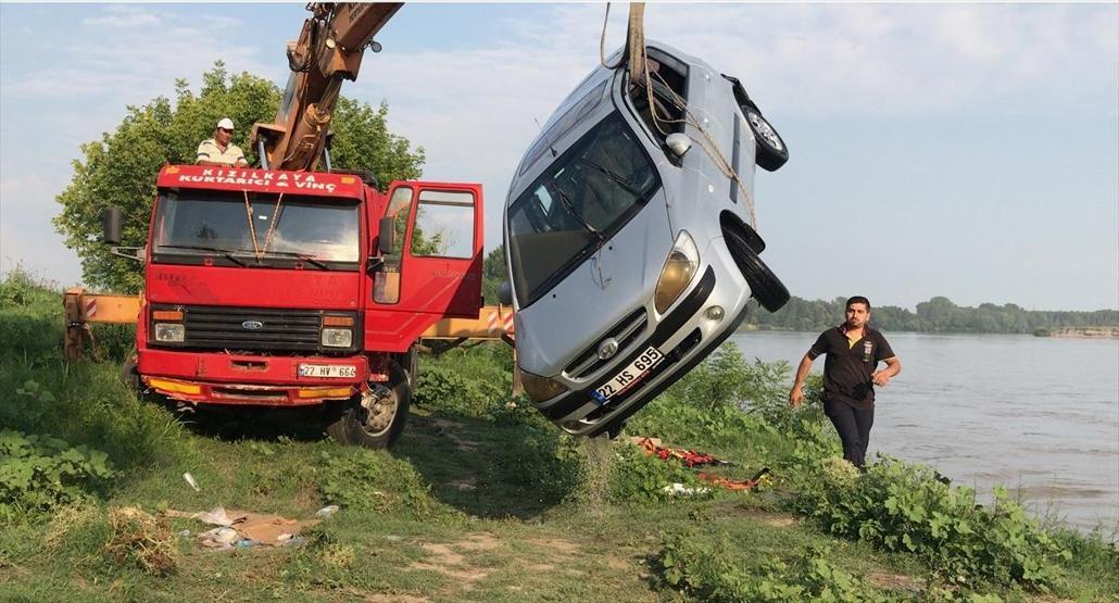 Manzara izlemeye geldiği otomobili Meriç Nehrine düştü
