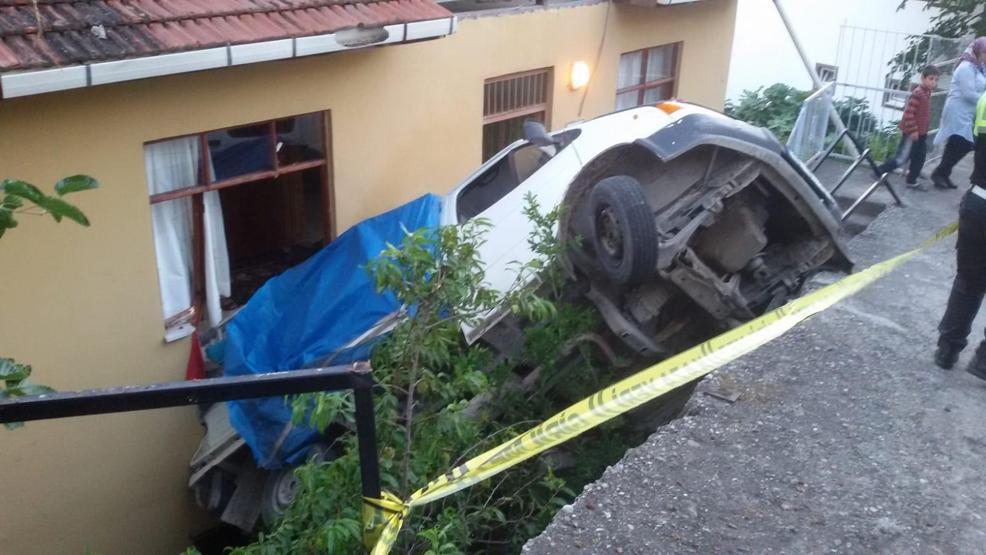 Yokuş aşağı kayan kamyonet dehşet saçtı: 2si çocuk 10 yaralı