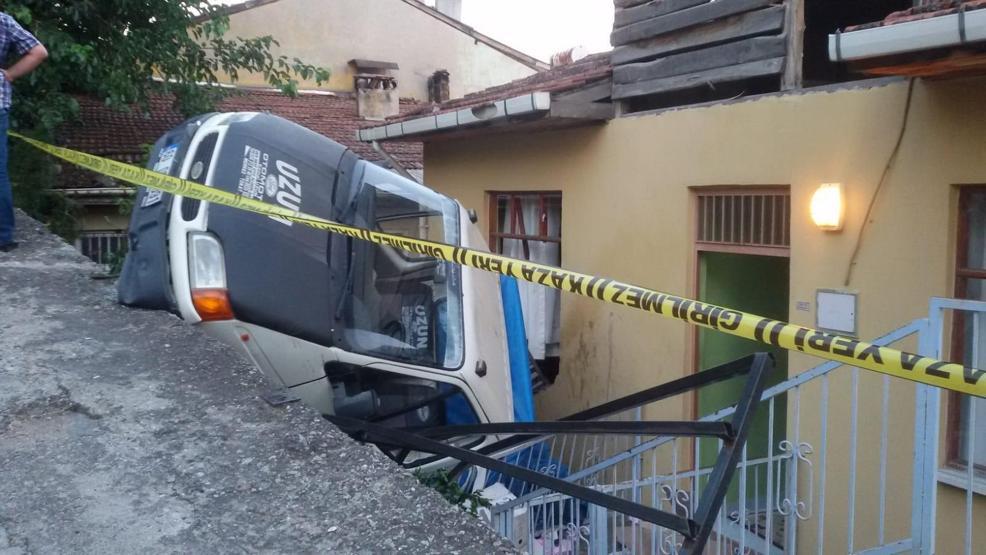 Yokuş aşağı kayan kamyonet dehşet saçtı: 2si çocuk 10 yaralı
