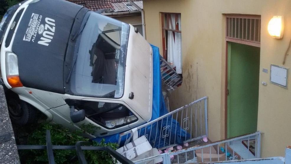 Yokuş aşağı kayan kamyonet dehşet saçtı: 2si çocuk 10 yaralı