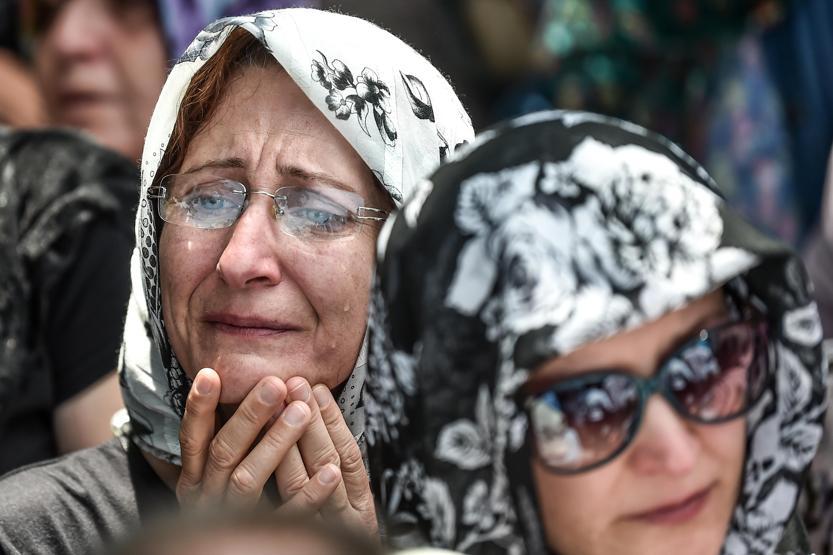 Tren kazasında ölen kız kardeşler toprağa verildi