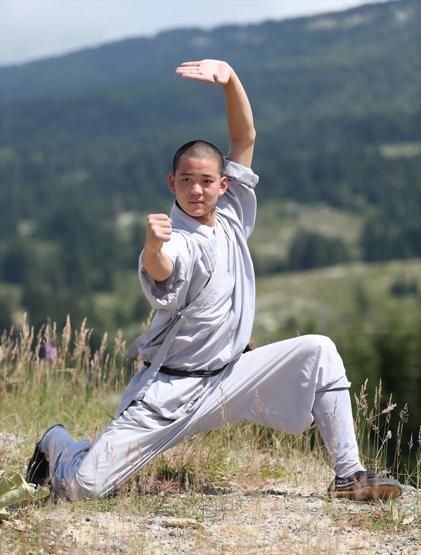 Kungfu üstadı Shaolin rahipleri: Tek parmak üzerinde amuda kalkıyorlar