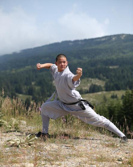 Kungfu üstadı Shaolin rahipleri: Tek parmak üzerinde amuda kalkıyorlar