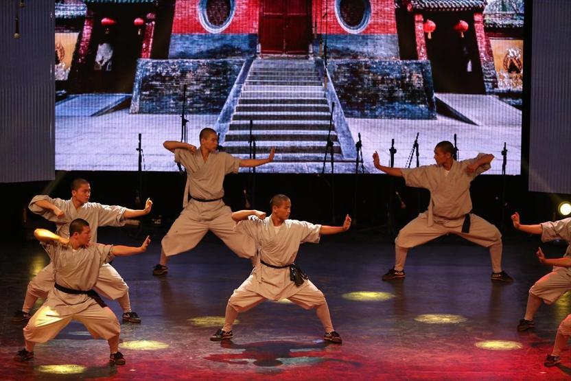 Kungfu üstadı Shaolin rahipleri: Tek parmak üzerinde amuda kalkıyorlar