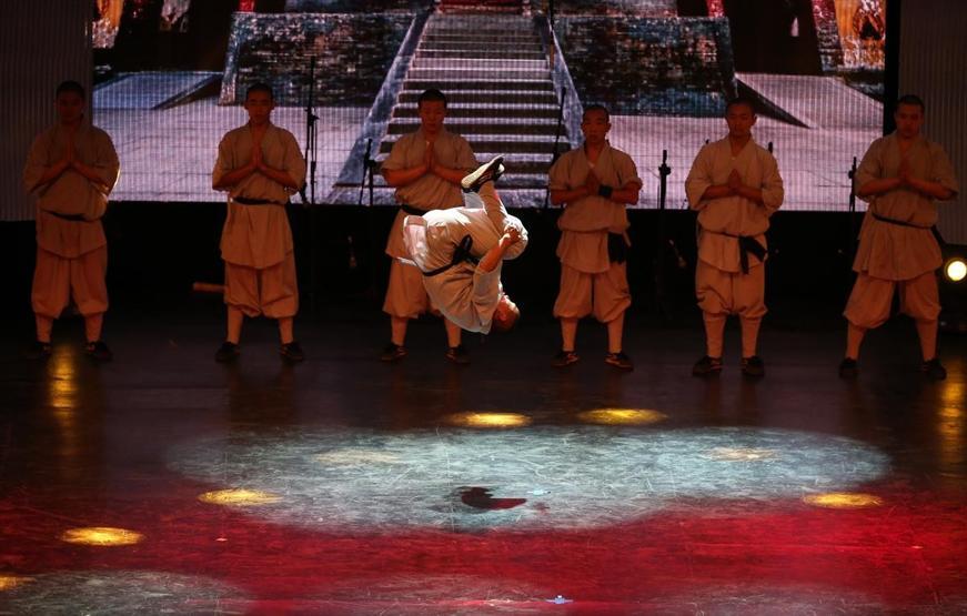 Kungfu üstadı Shaolin rahipleri: Tek parmak üzerinde amuda kalkıyorlar
