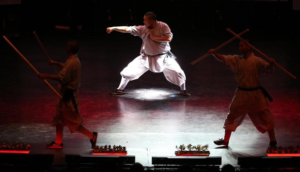 Kungfu üstadı Shaolin rahipleri: Tek parmak üzerinde amuda kalkıyorlar