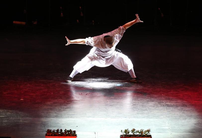 Kungfu üstadı Shaolin rahipleri: Tek parmak üzerinde amuda kalkıyorlar