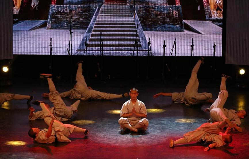 Kungfu üstadı Shaolin rahipleri: Tek parmak üzerinde amuda kalkıyorlar