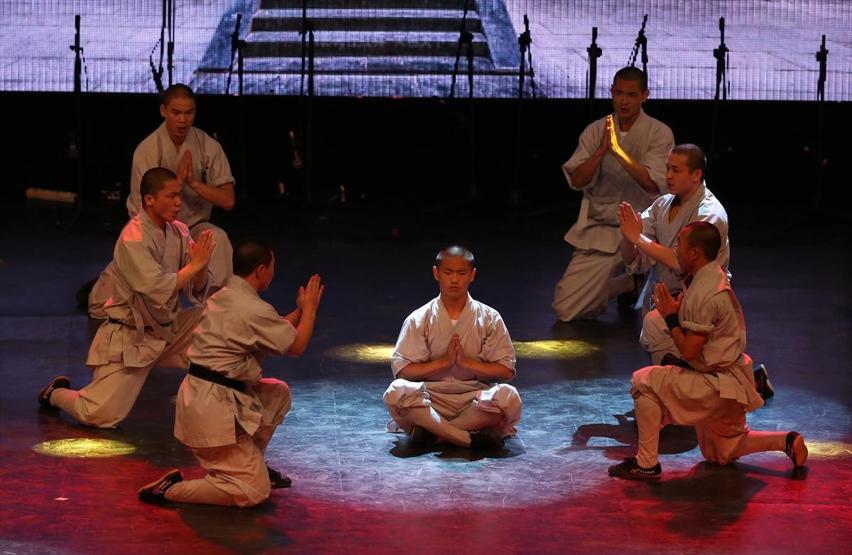 Kungfu üstadı Shaolin rahipleri: Tek parmak üzerinde amuda kalkıyorlar