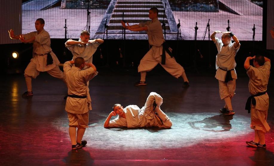 Kungfu üstadı Shaolin rahipleri: Tek parmak üzerinde amuda kalkıyorlar