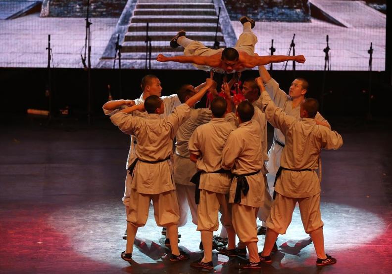 Kungfu üstadı Shaolin rahipleri: Tek parmak üzerinde amuda kalkıyorlar