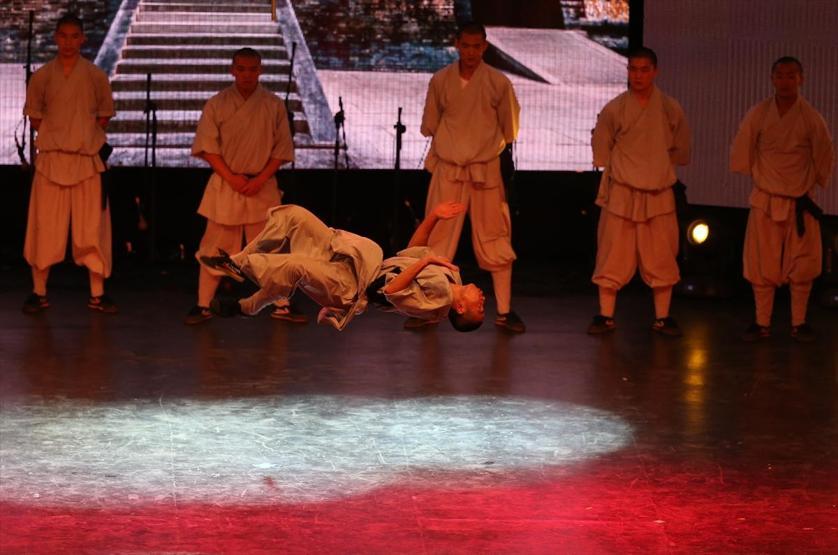Kungfu üstadı Shaolin rahipleri: Tek parmak üzerinde amuda kalkıyorlar