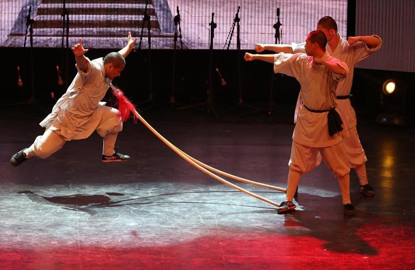 Kungfu üstadı Shaolin rahipleri: Tek parmak üzerinde amuda kalkıyorlar