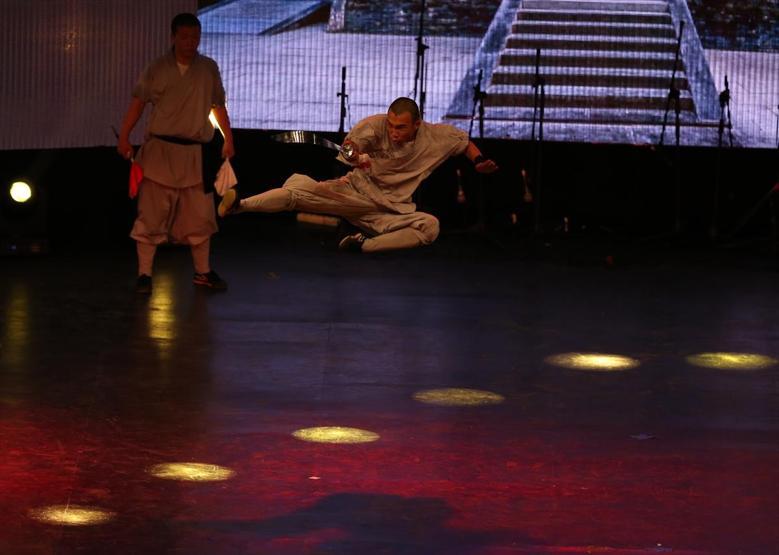 Kungfu üstadı Shaolin rahipleri: Tek parmak üzerinde amuda kalkıyorlar