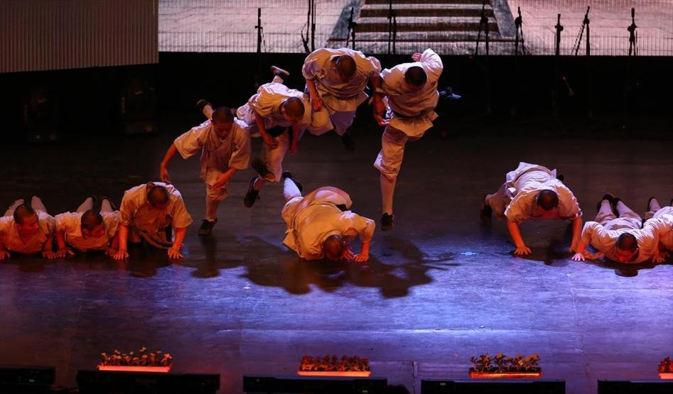 Kungfu üstadı Shaolin rahipleri: Tek parmak üzerinde amuda kalkıyorlar