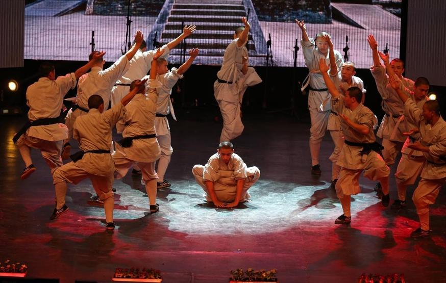 Kungfu üstadı Shaolin rahipleri: Tek parmak üzerinde amuda kalkıyorlar