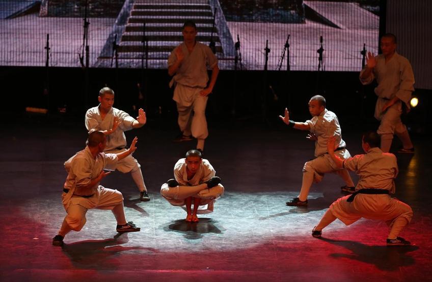 Kungfu üstadı Shaolin rahipleri: Tek parmak üzerinde amuda kalkıyorlar