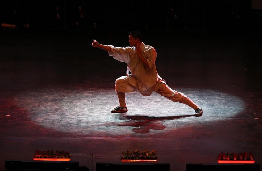 Kungfu üstadı Shaolin rahipleri: Tek parmak üzerinde amuda kalkıyorlar