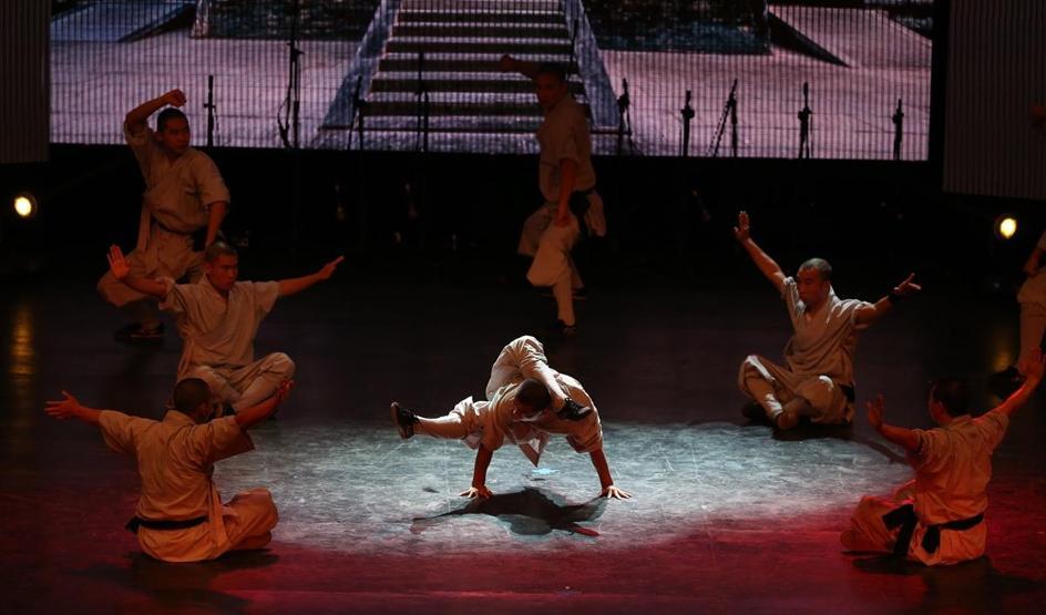 Kungfu üstadı Shaolin rahipleri: Tek parmak üzerinde amuda kalkıyorlar