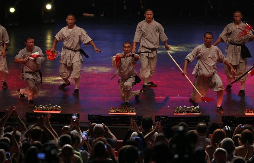 Kungfu üstadı Shaolin rahipleri: Tek parmak üzerinde amuda kalkıyorlar