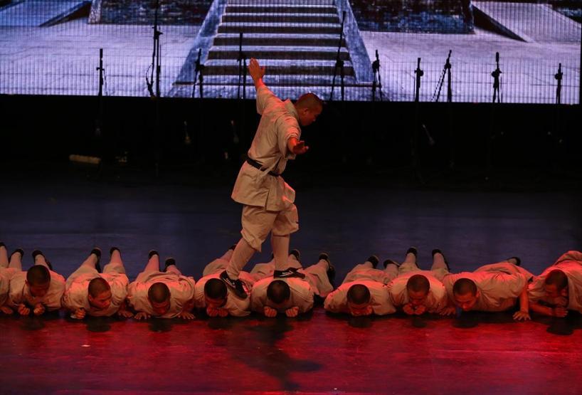Kungfu üstadı Shaolin rahipleri: Tek parmak üzerinde amuda kalkıyorlar