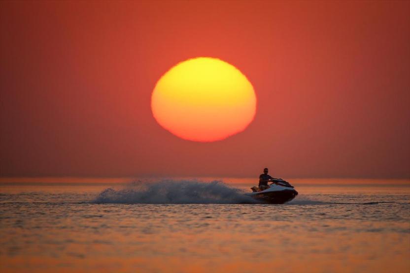 Van Gölünde gün batımı ve jet ski