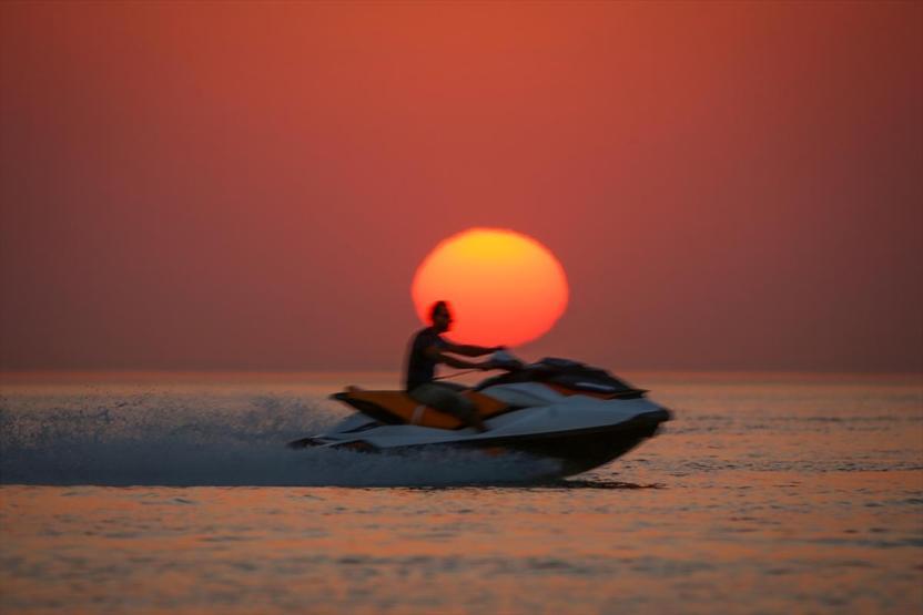 Van Gölünde gün batımı ve jet ski