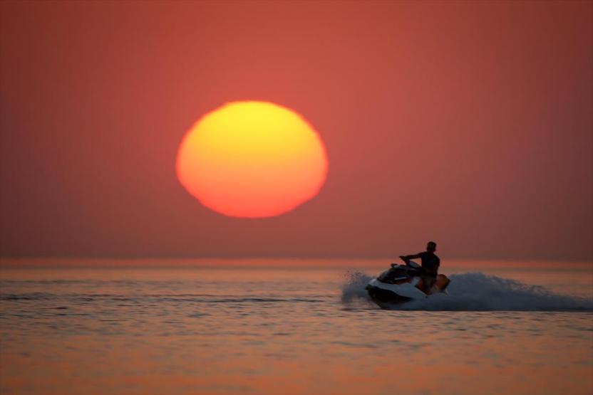 Van Gölünde gün batımı ve jet ski