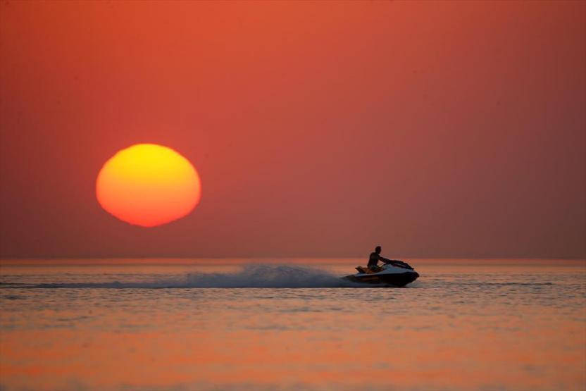 Van Gölünde gün batımı ve jet ski