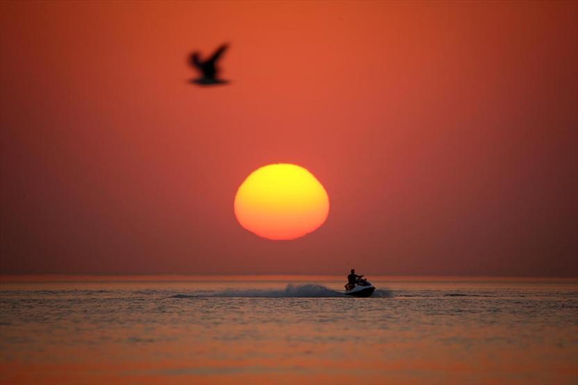 Van Gölünde gün batımı ve jet ski