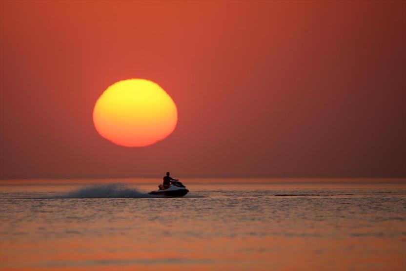 Van Gölünde gün batımı ve jet ski
