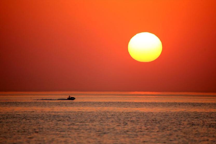 Van Gölünde gün batımı ve jet ski
