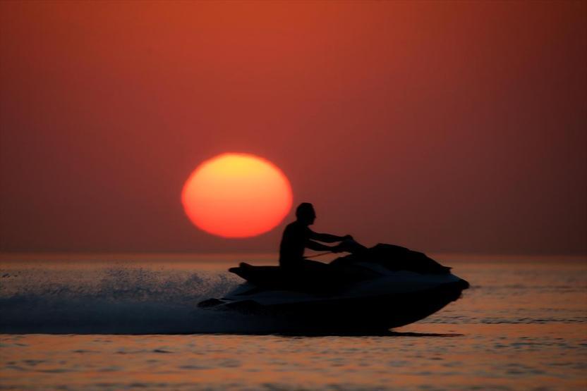 Van Gölünde gün batımı ve jet ski