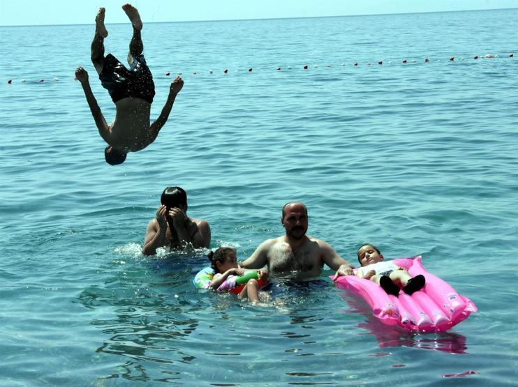 Vanın mavi bayraklı plajına tatilci akını