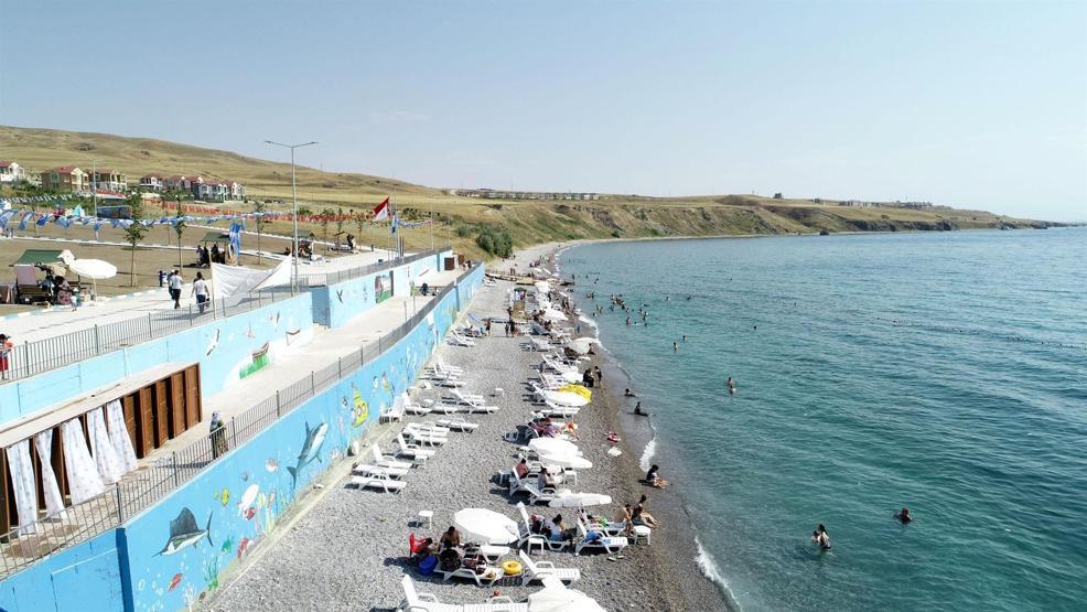 Vanın mavi bayraklı plajına tatilci akını