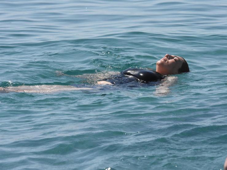 Vanın mavi bayraklı plajına tatilci akını