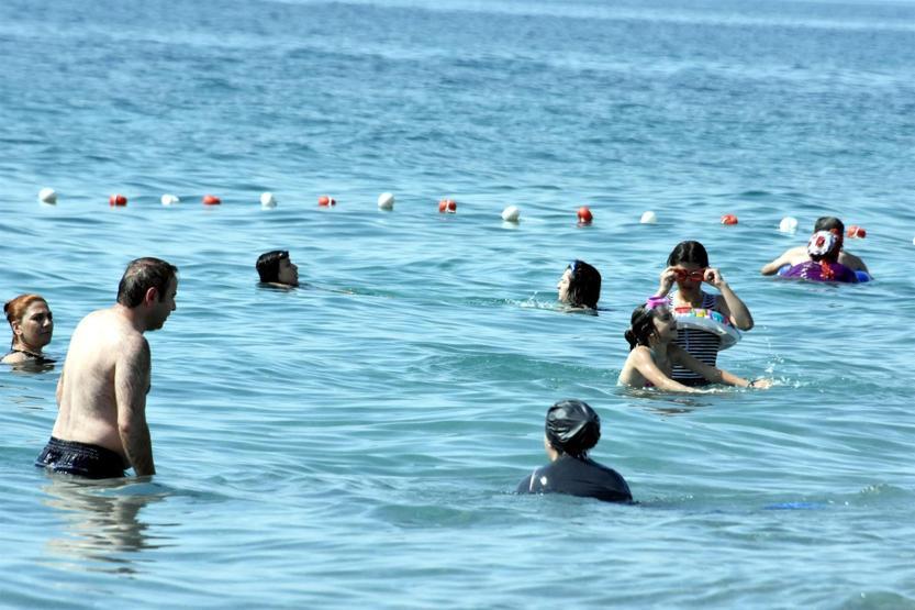Vanın mavi bayraklı plajına tatilci akını